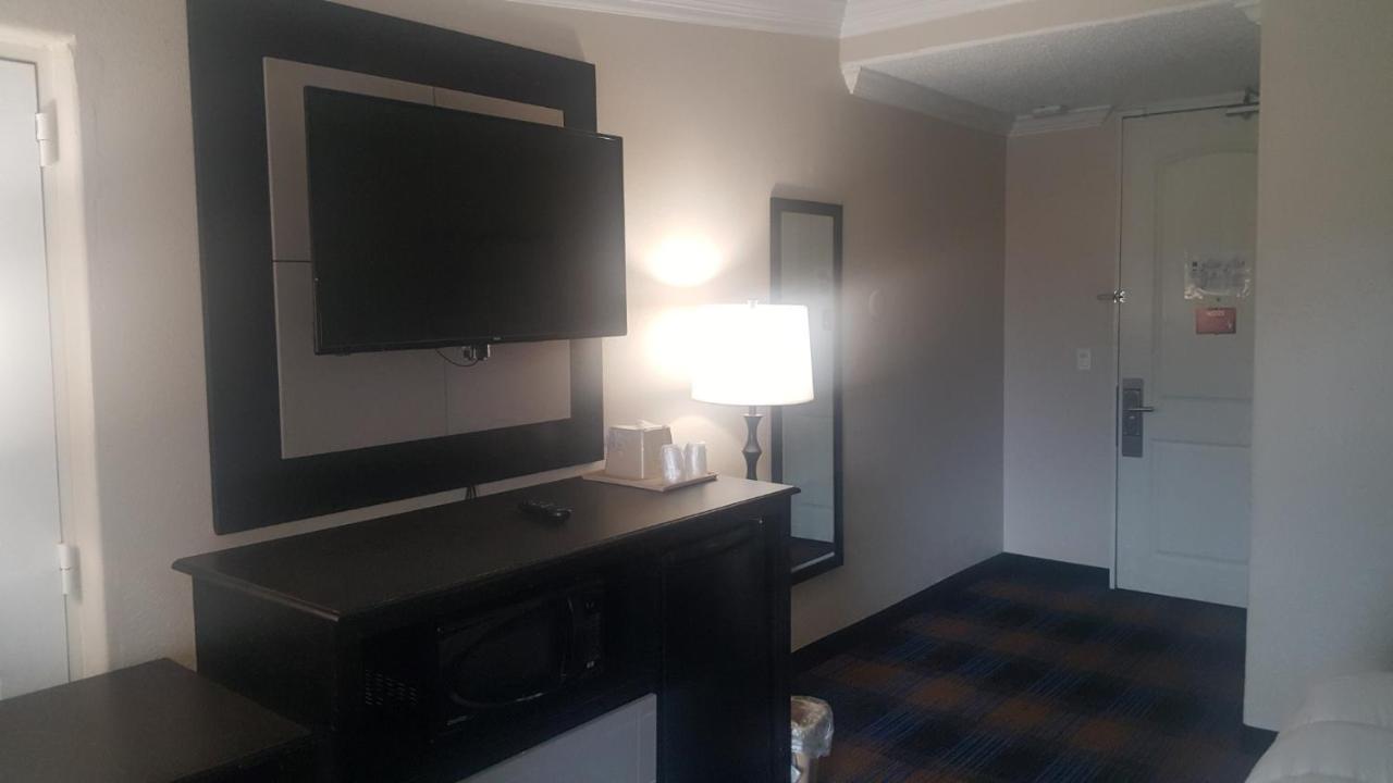 Regency Inn & Suites Pensacola Eksteriør billede